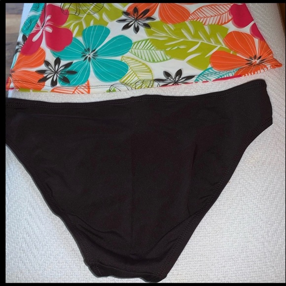 La Blanca 2 Piece Swimsuit, Size 8 - Picture 7 of 9
